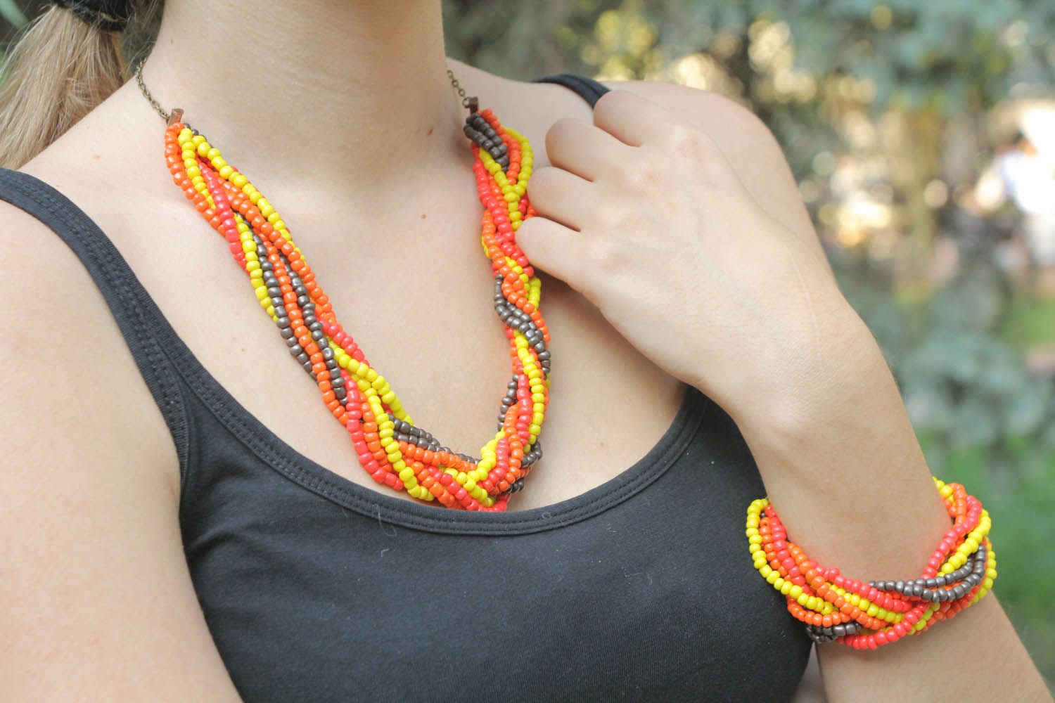 Conjunto de jóias artesanais colar e pulseira de pérolas e contas multi coloridas entrelaçadas foto 5