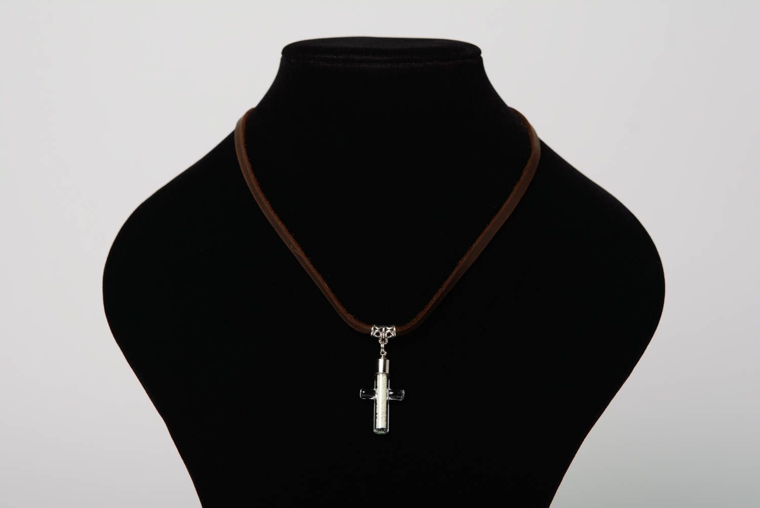 Pendentif en verre artisanal sur lacet en cuir avec croix fait main original photo 1