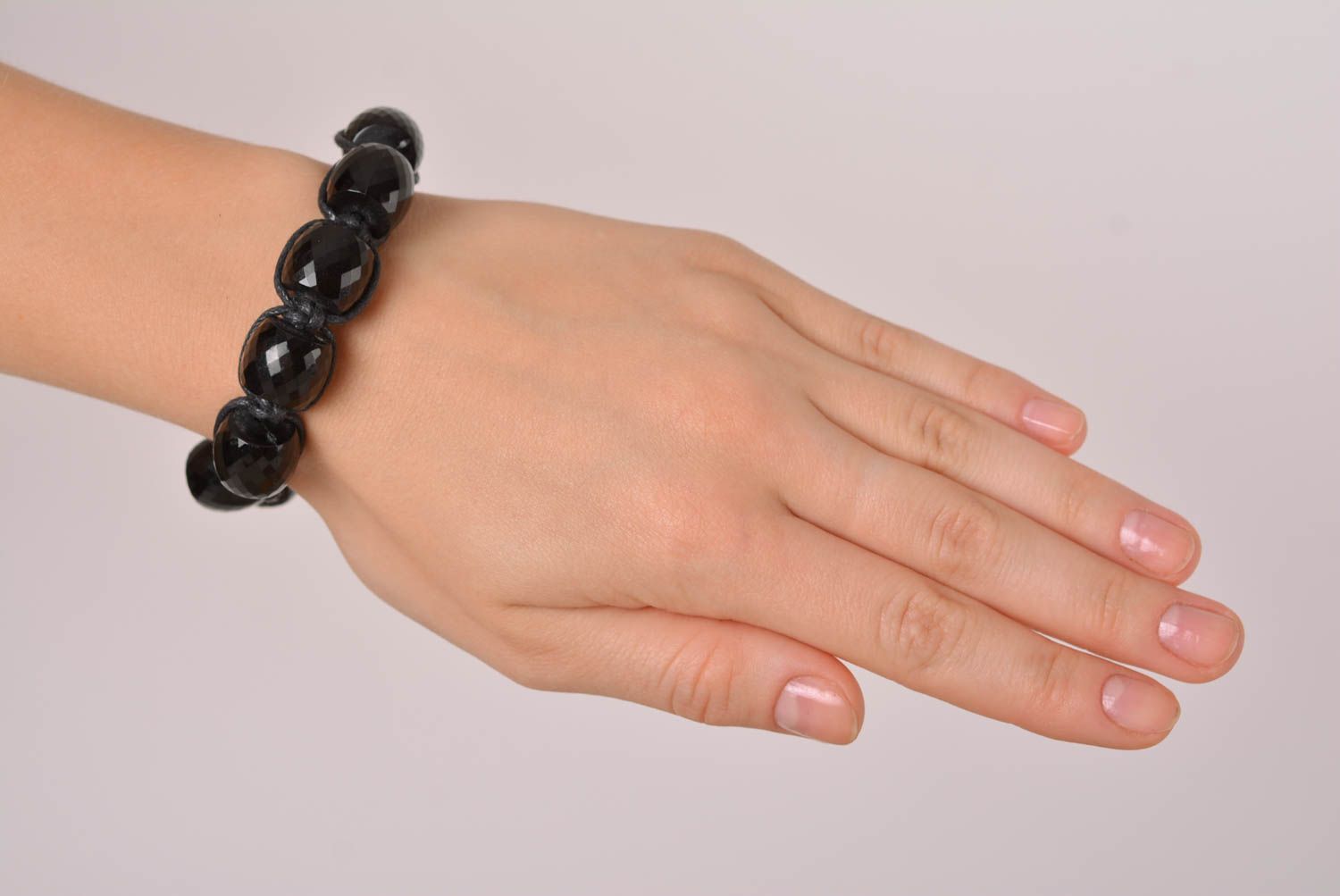 Bracelet textile noir Bijou fait main tressé Accessoire femme design de créateur photo 2