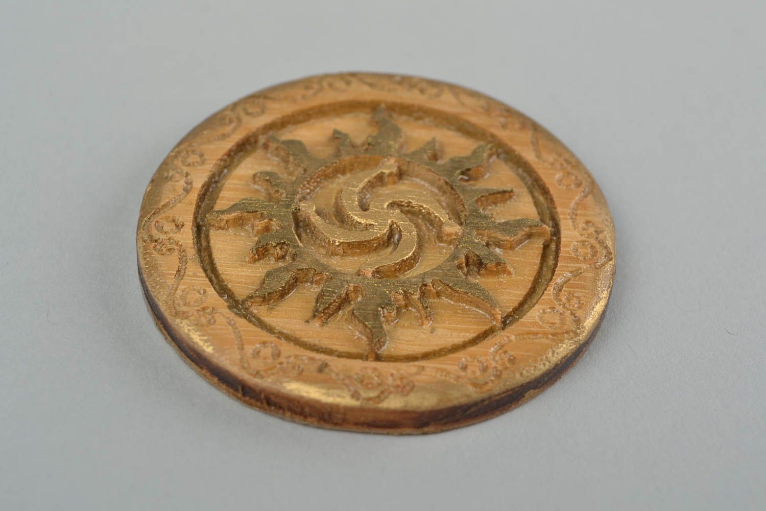 Petite amulette ronde bois d'acacia faite main Symbole de famille sur Soleil photo 4