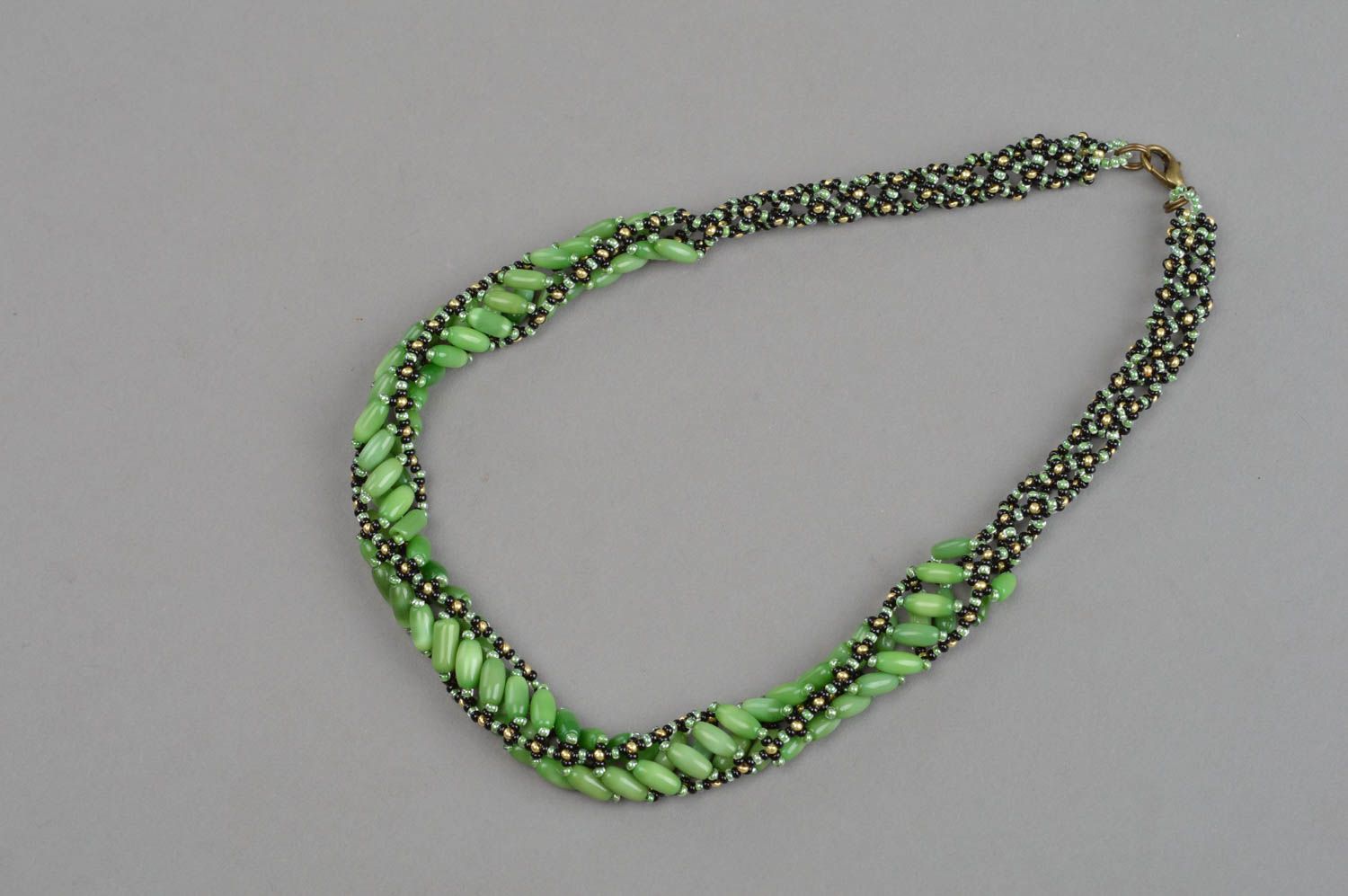 Collier en œil-de-chat et perles de rocaille vert fait main original pour femme photo 4