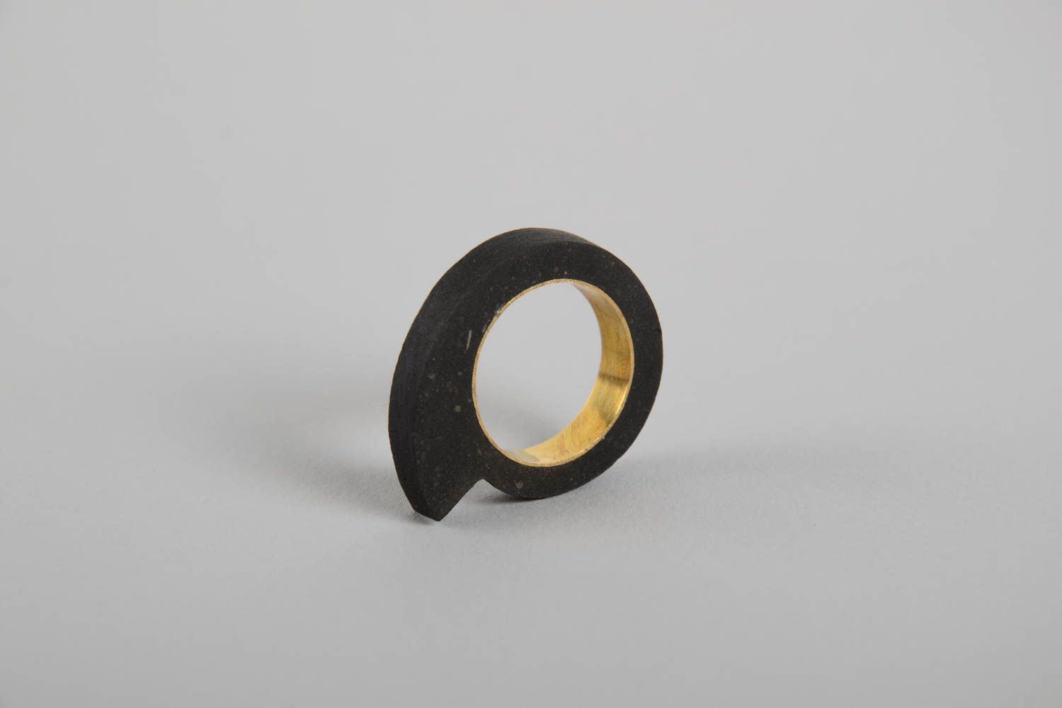 Бетонное кольцо ручной работы массивное украшение черный женский перстень фото 4