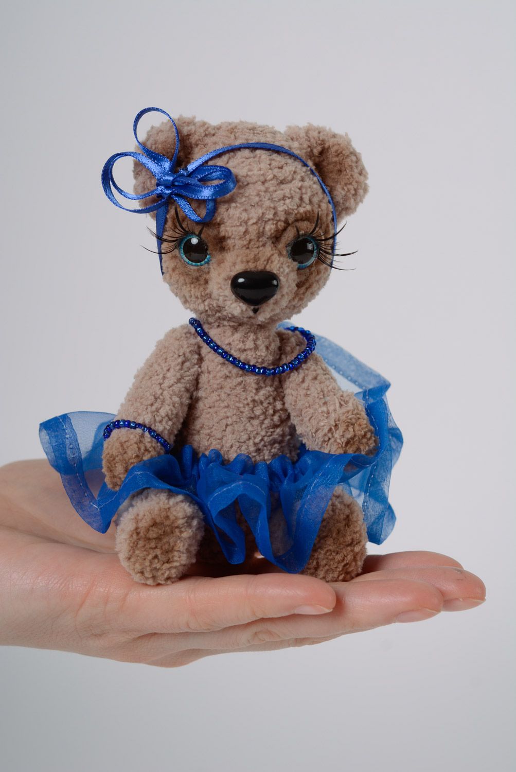 Маленькая мягкая игрушка в виде медведицы в синем наряде милая ручной работы фото 4