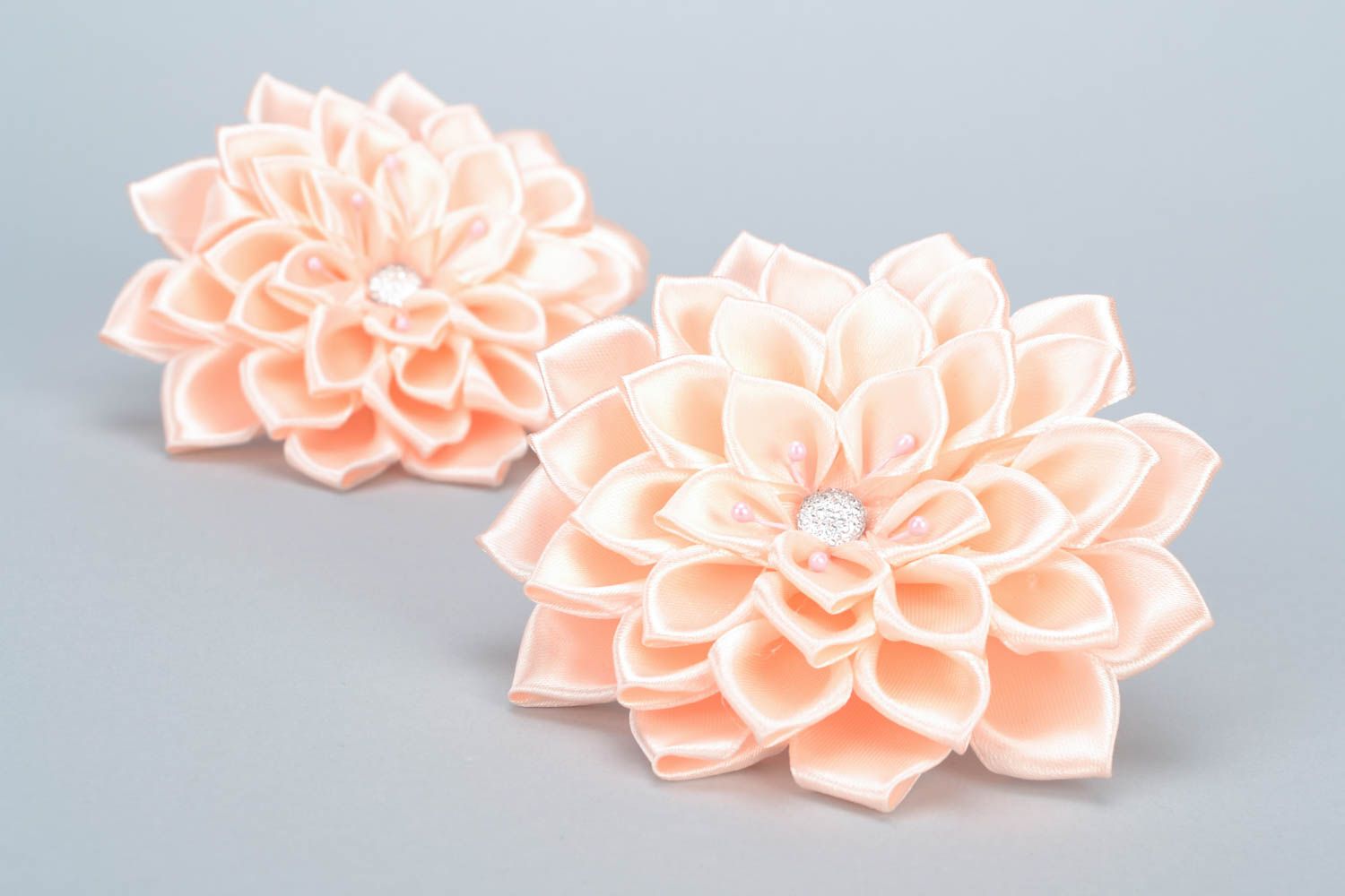 Zarte Blumen Haargummis Set aus Atlasbändern in Rosa 2 Stück in Kanzashi Technik handmade für Mädchen foto 5
