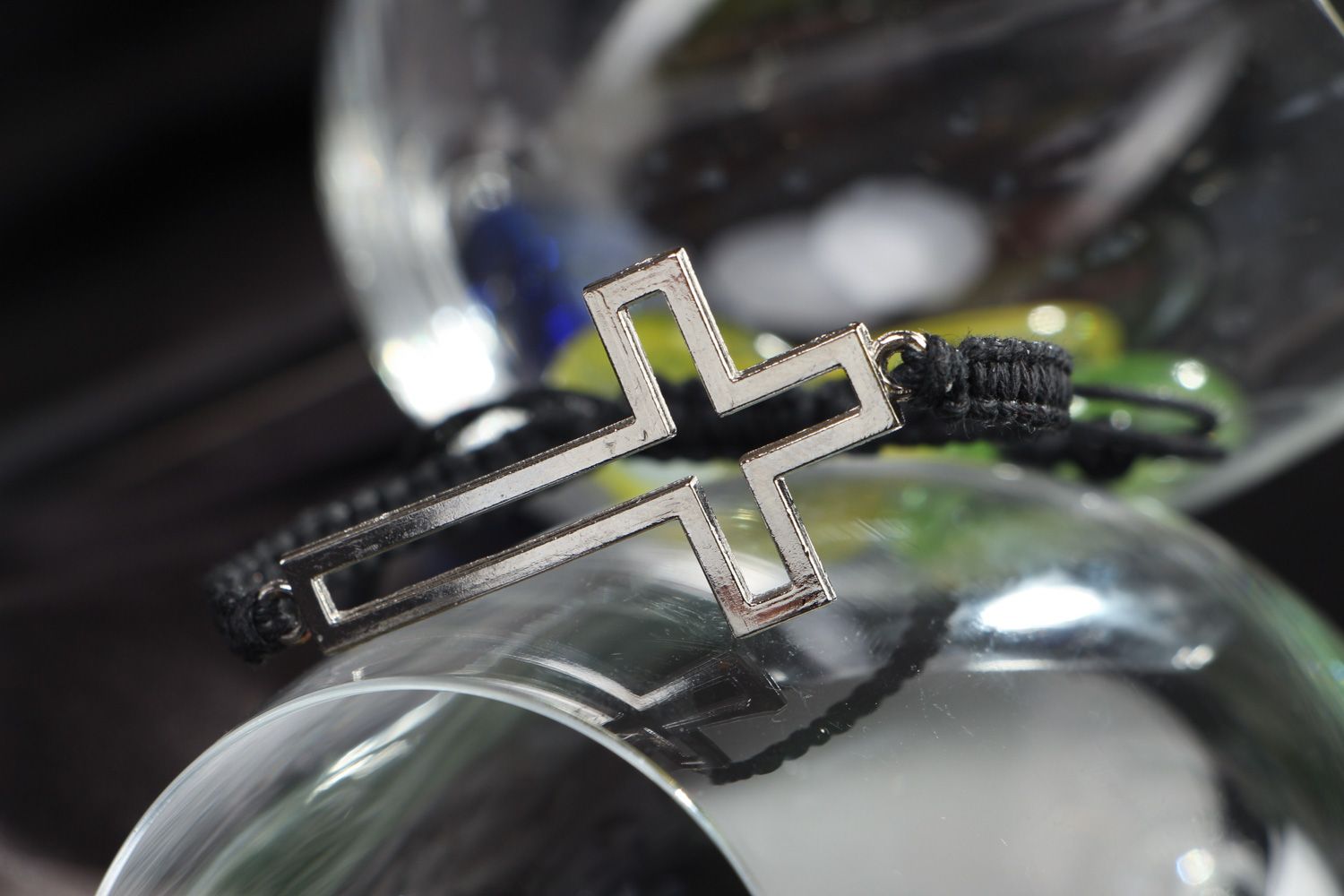 Handgemachtes regulierbares Armband aus Schnur mit metallischem Kreuz im Rockstil  foto 4