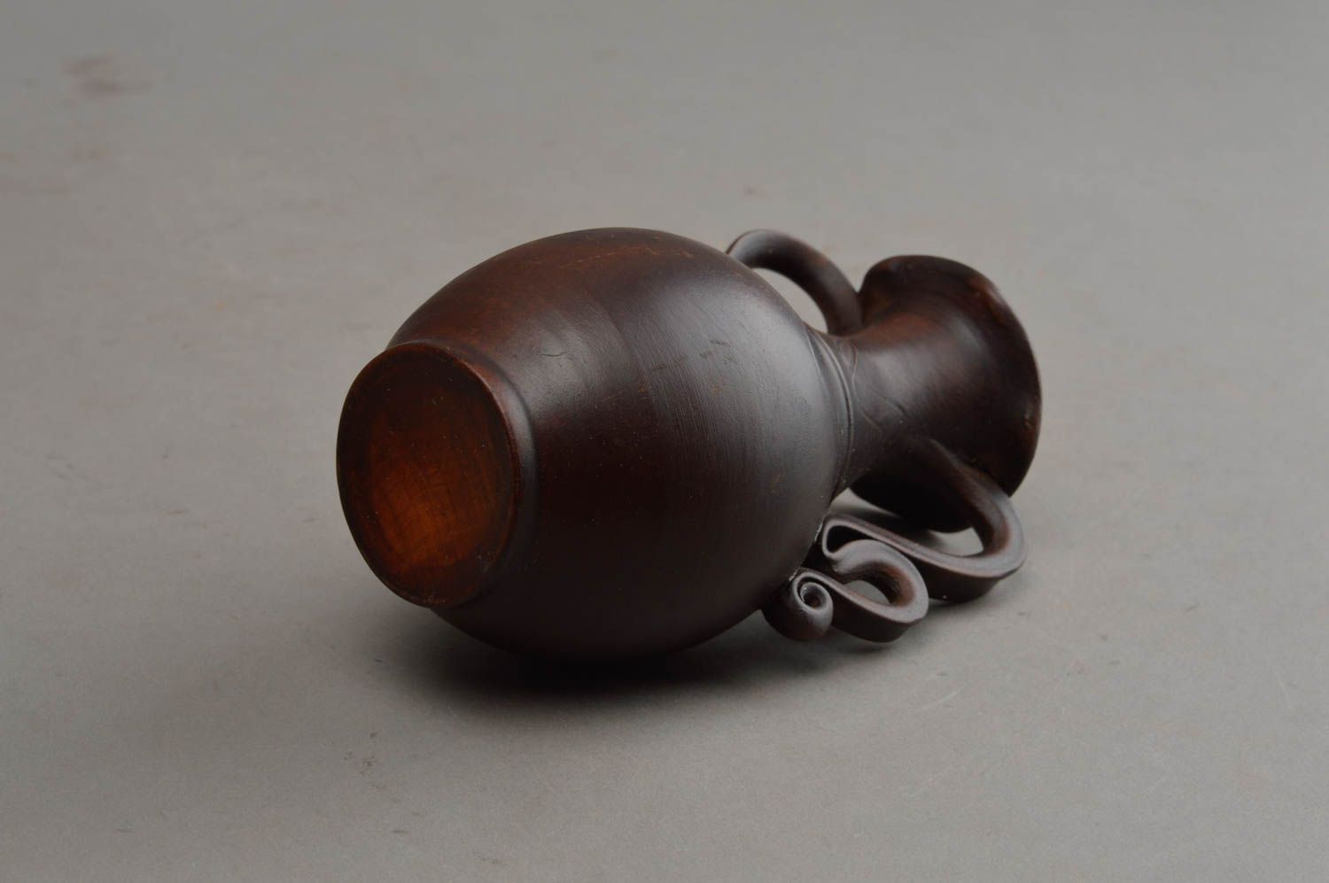Dekorative Kanne aus Ton mit figürlichen Henkeln Mini handmade schön stilvoll  foto 9