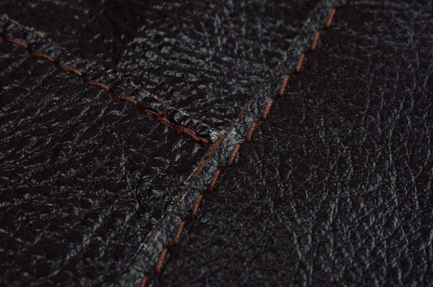 Стильная кожаная сумка унисекс черного цвета с длинной шлейкой хенд мейд фото 5