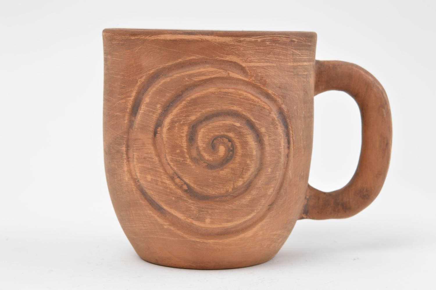 Глиняная чашка небольшая коричневая красивая с узорами удобная ручной работы фото 2