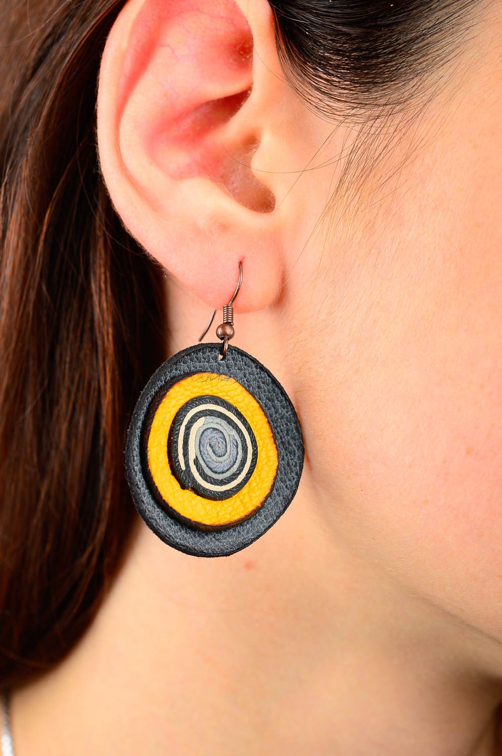 Leder Ohrringe handgefertigt Designer Accessoire Damen Schmuck groß gelb schwarz foto 2