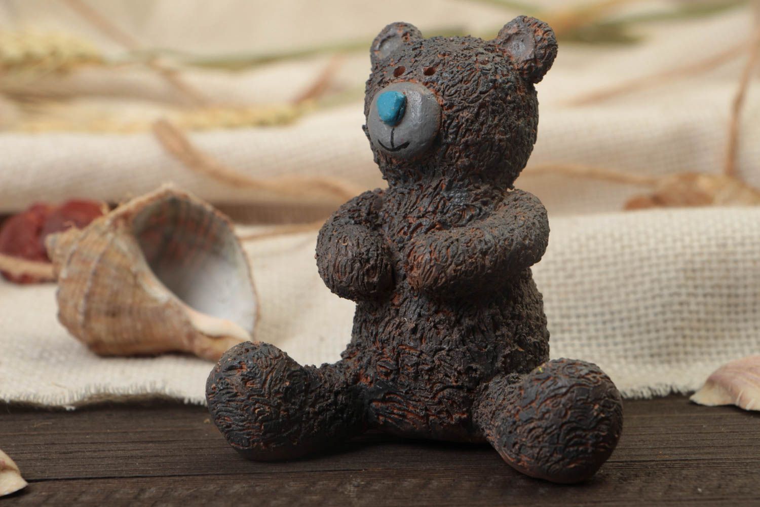Керамическая статуэтка медвежонок ручной работы расписная небольшая для декора фото 1
