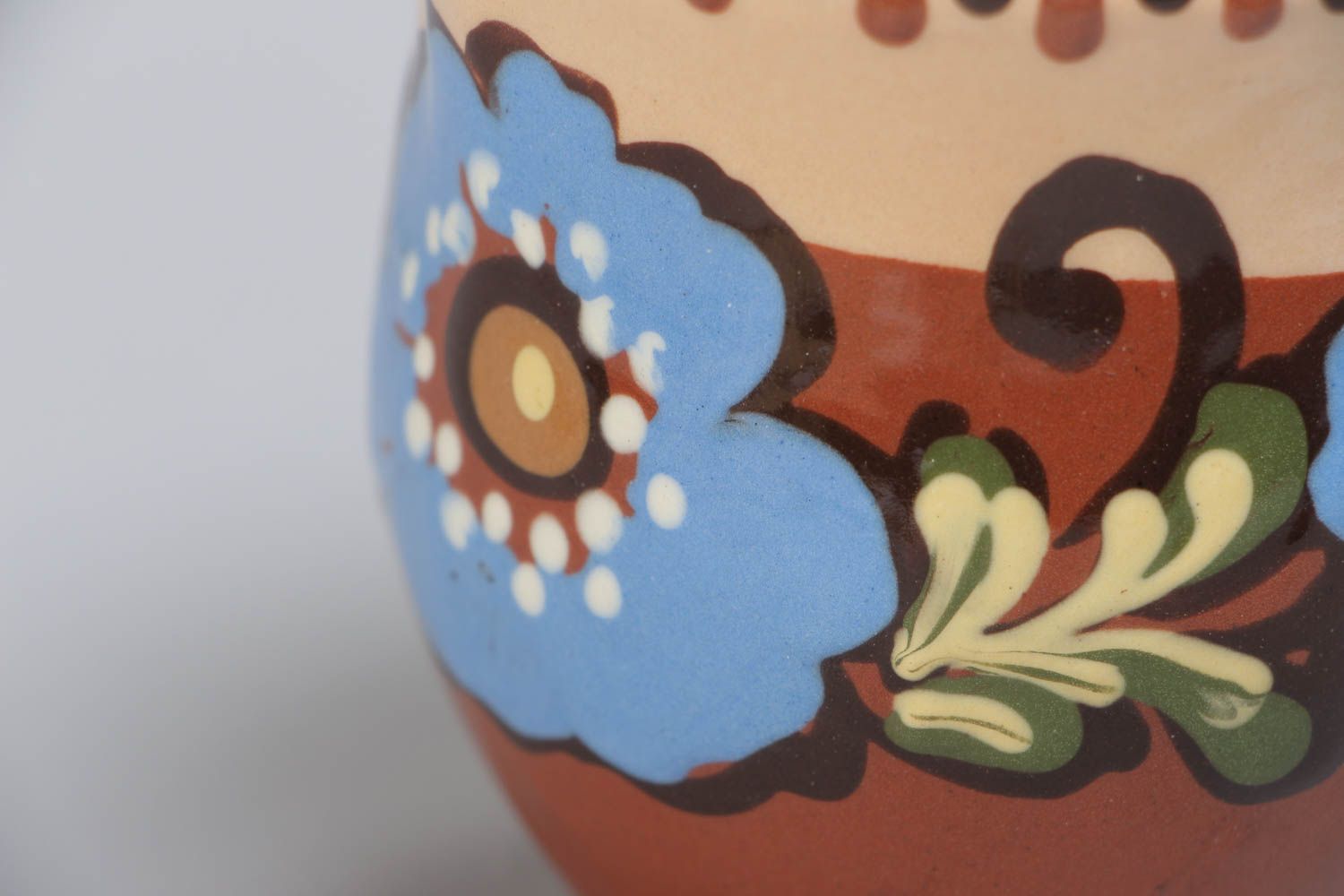 Красивая глиняная чашка на 250 мл ручной работы расписанная цветной глазурью фото 3