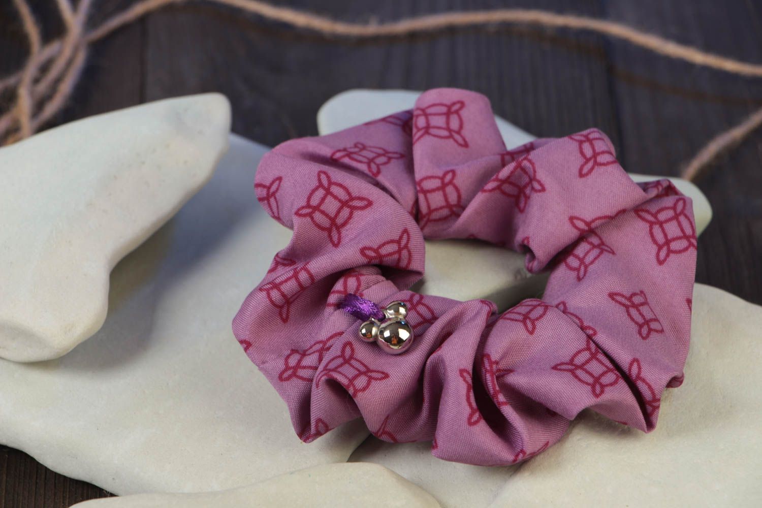 Chouchou à cheveux en coton violet à motif original avec breloque fait main photo 1