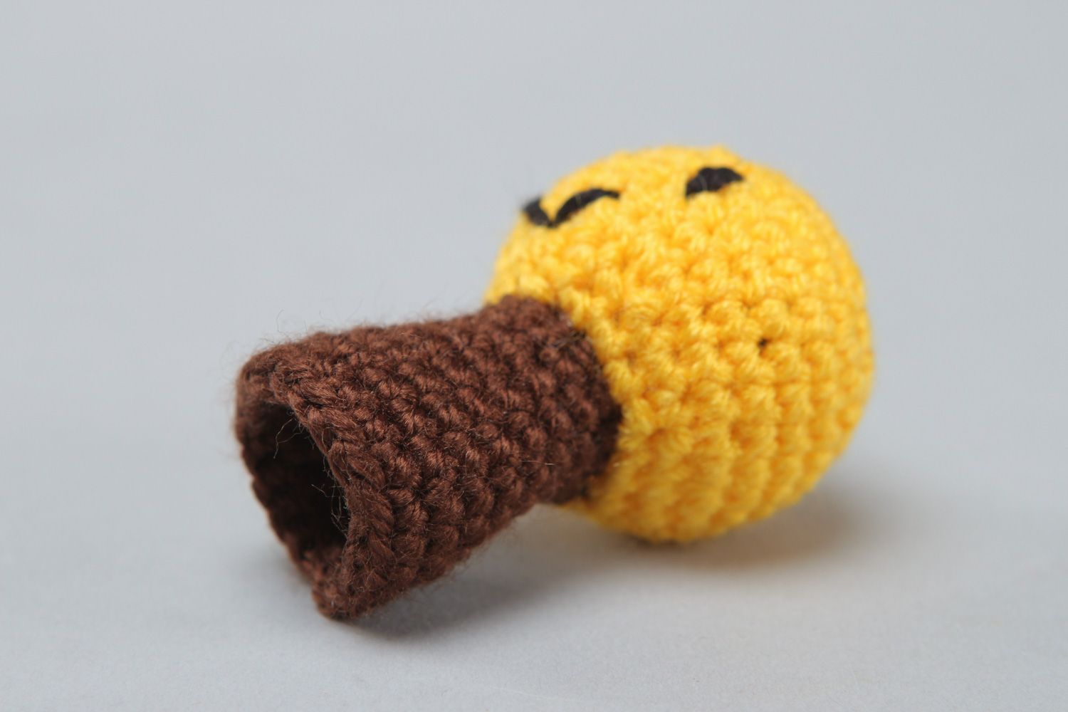 Petite marionnette à doigt tricotée en fils acryliques jaune faite main Kolobok photo 3