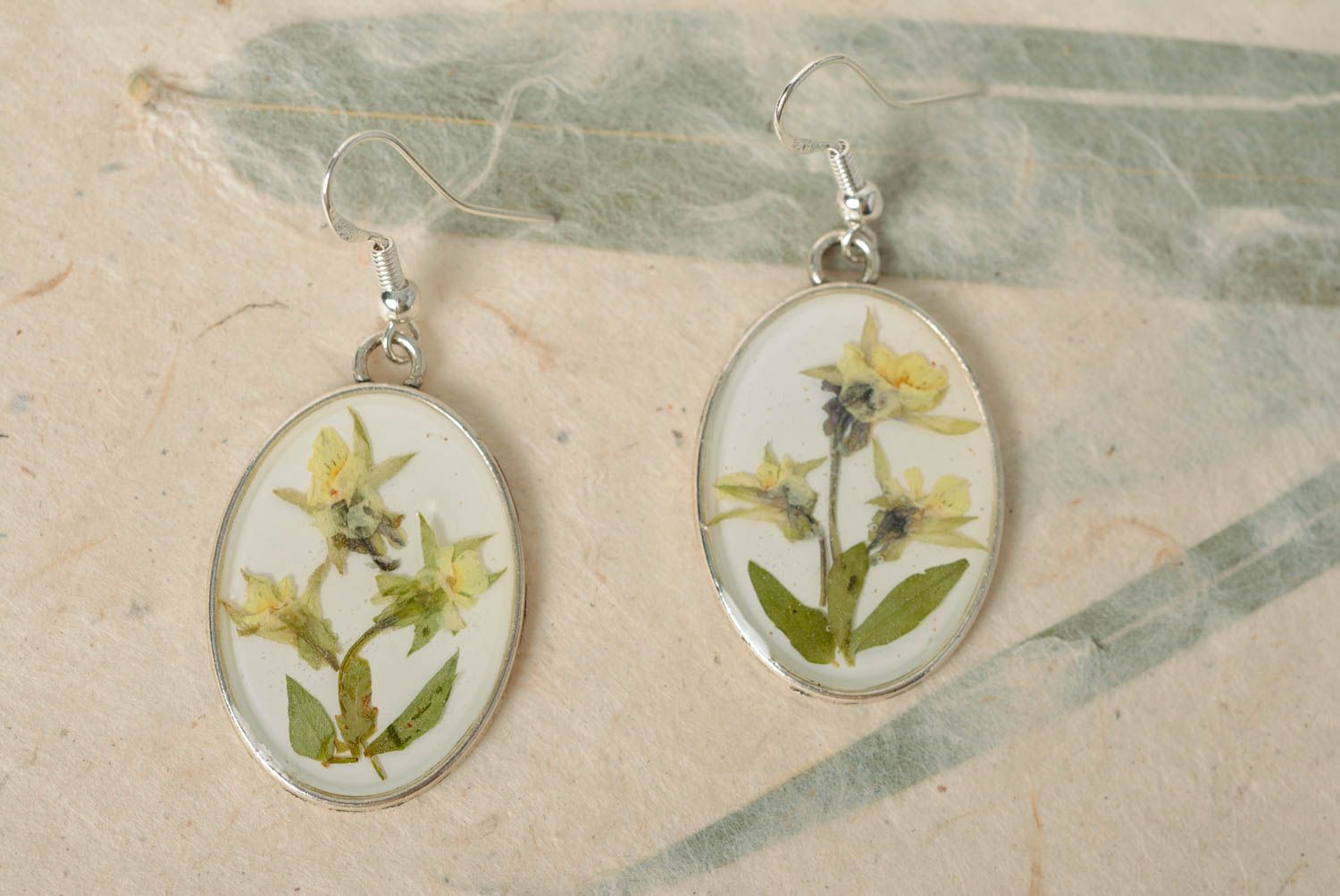 Pendientes ovalados con flores secas en resina epoxi bonitos hechos a mano foto 1