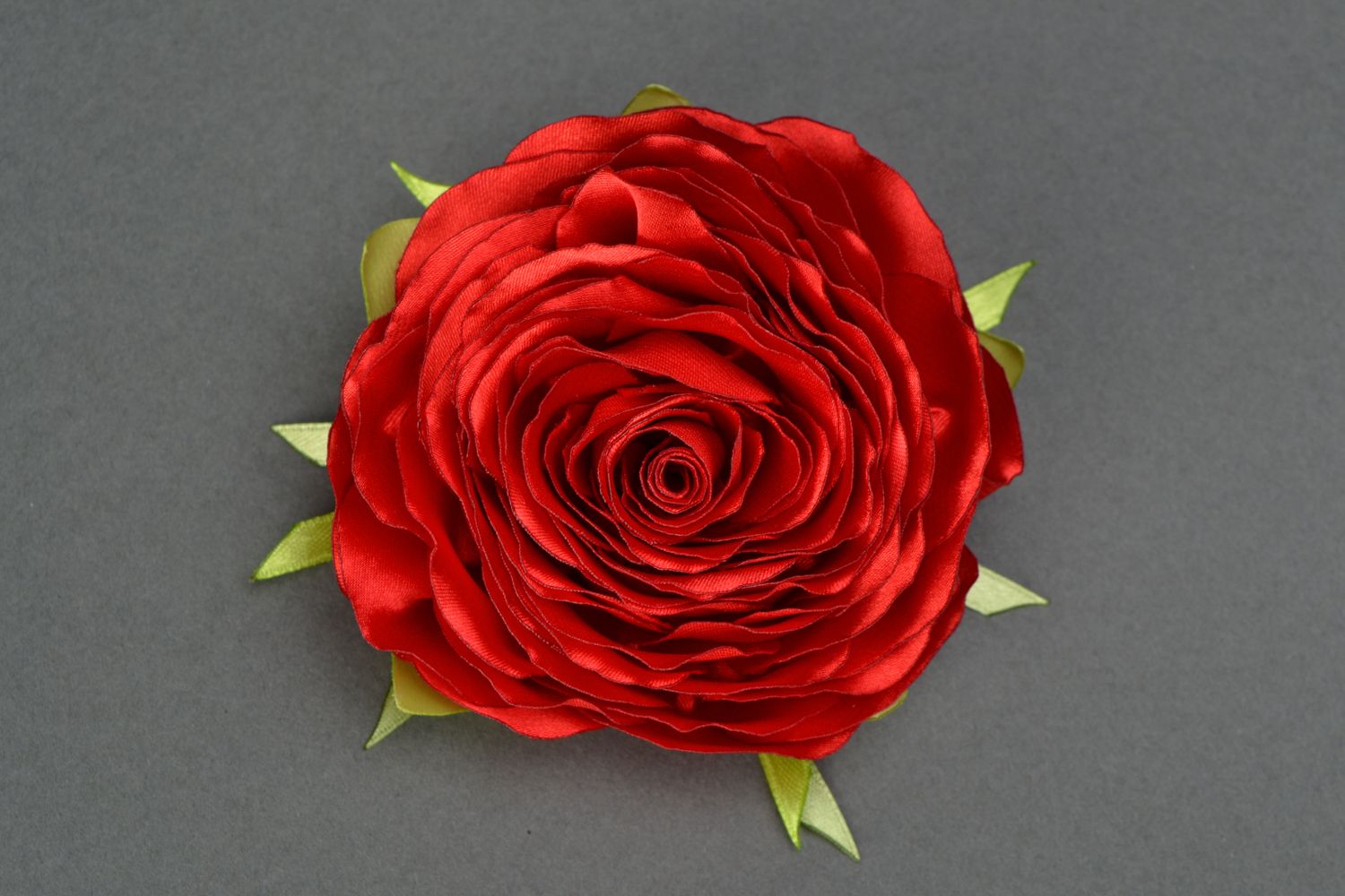 Заколка-брошь из атласных лент в виде красной розы фото 1