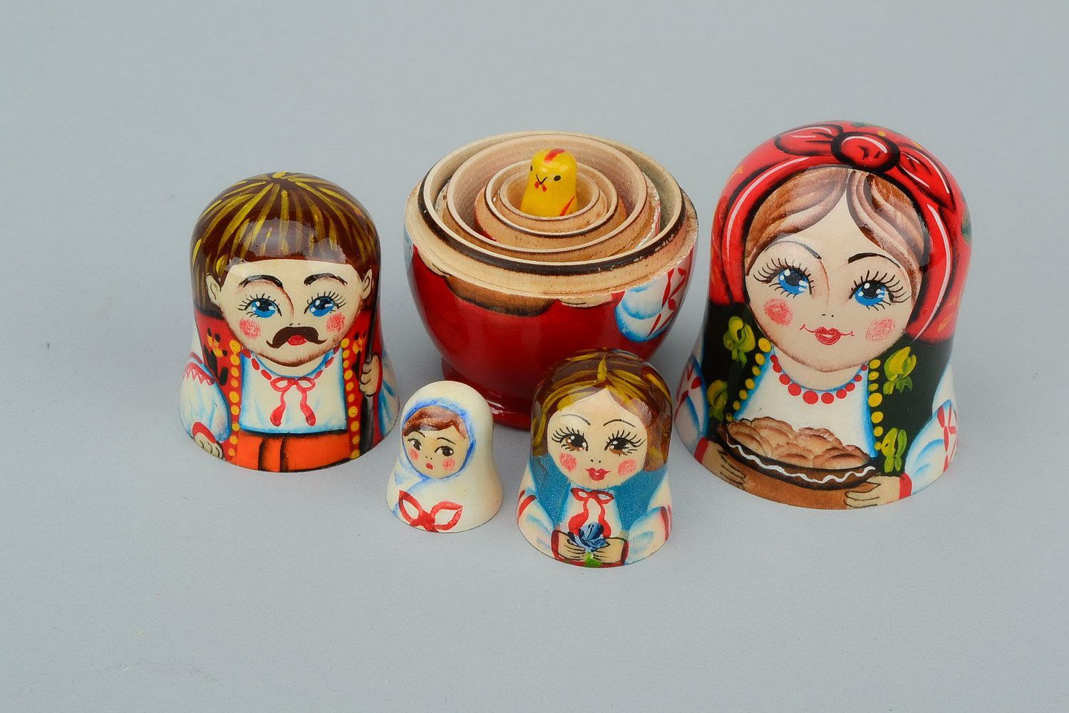 Matrioshka en collar con varéniki Matrioshka es la muñeca de madera con vestido ruso campesino, que contiene otras de menor tamaño. Varéniki son pequeñas empanadillas con requesón, boyas u otros ingredientes foto 3