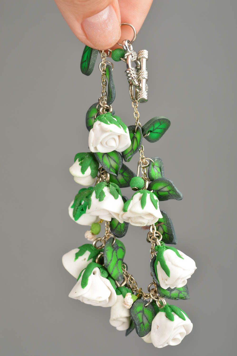 Pulsera con flores de arcilla polimérica en cadena delicada hecha a mano foto 2