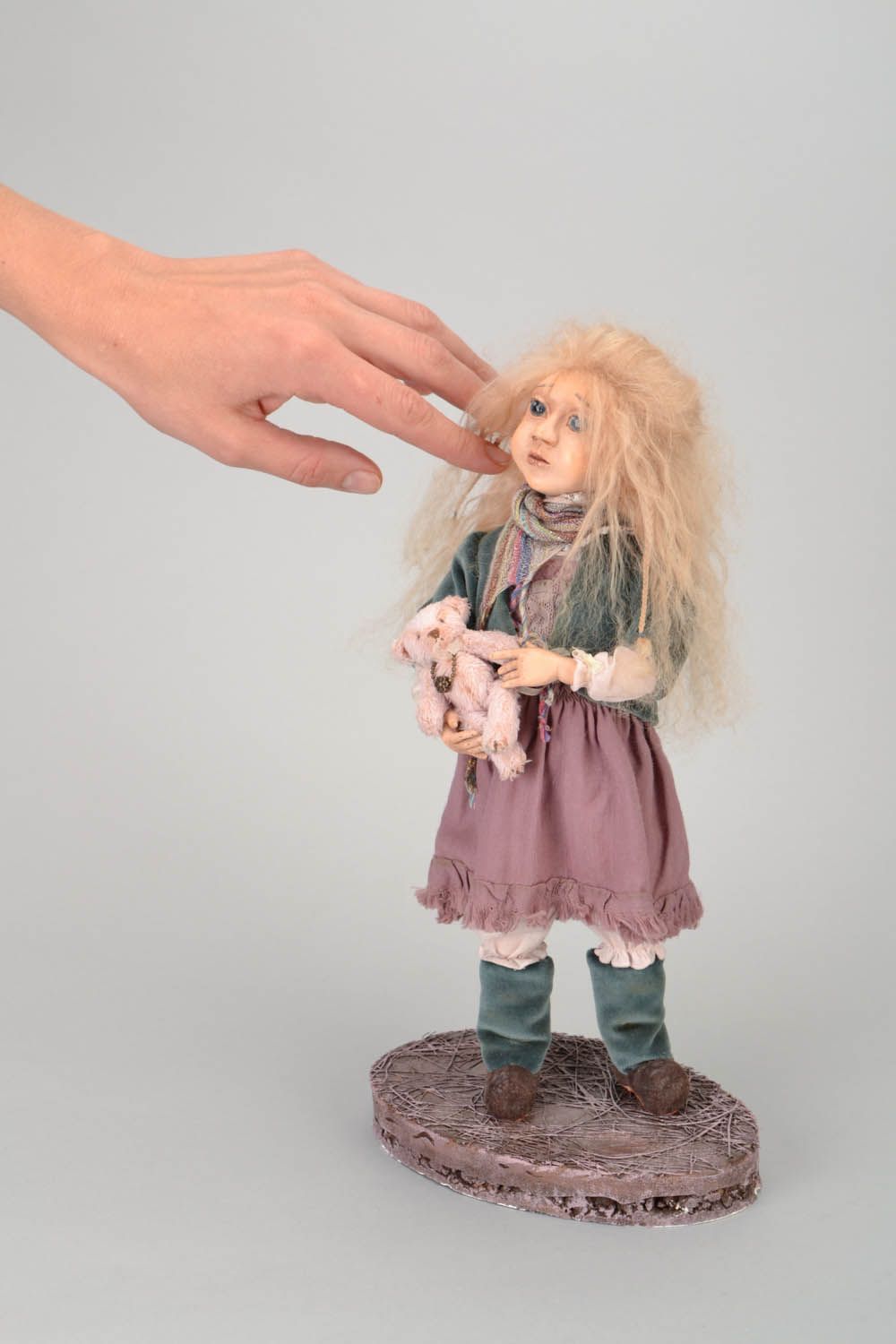Декоративная кукла на подставке фото 1