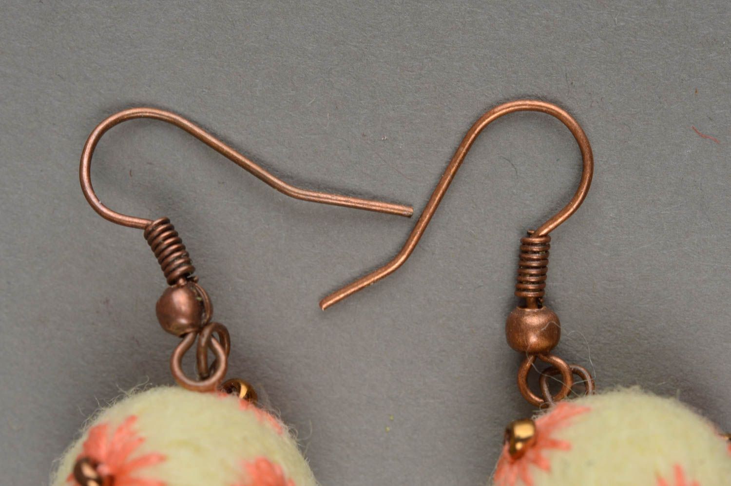 Schöne originelle zarte gefilzte Damen Kugel Ohrringe aus Wolle Handarbeit foto 2