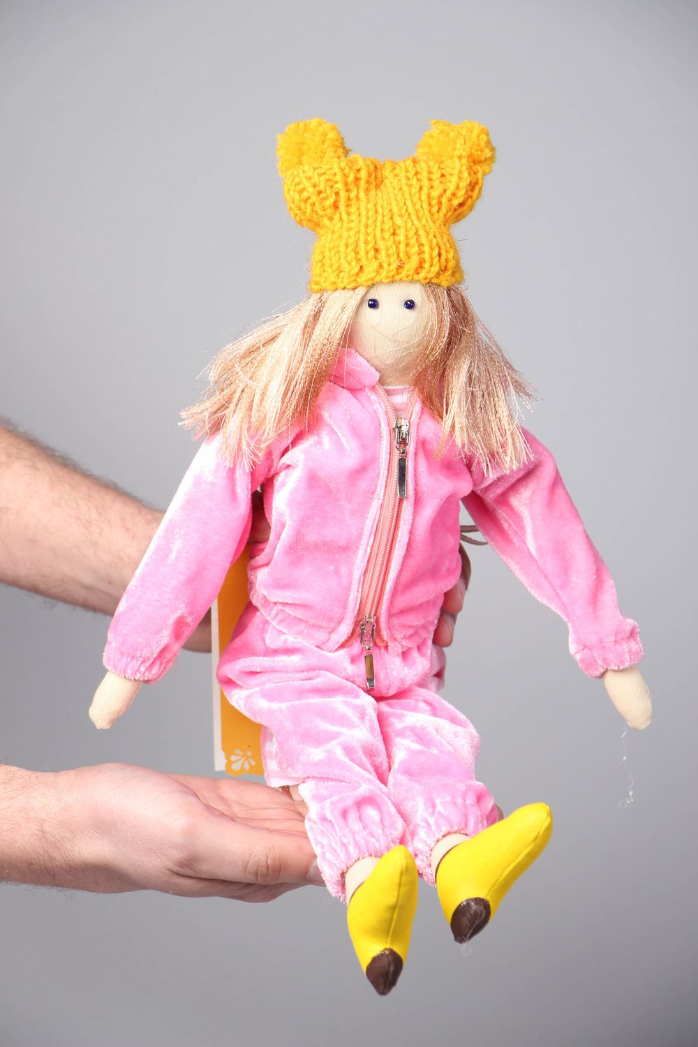 Muñeca de autor en soporte Niña en traje deportivo rosado foto 4
