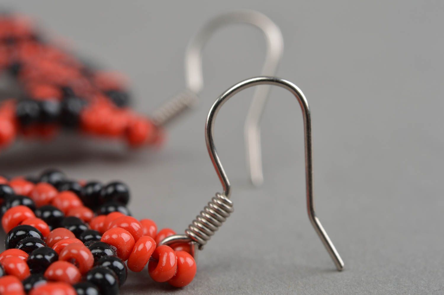 Boucles d'oreilles en perles de rocaille faites main noir et rouge anneaux photo 4