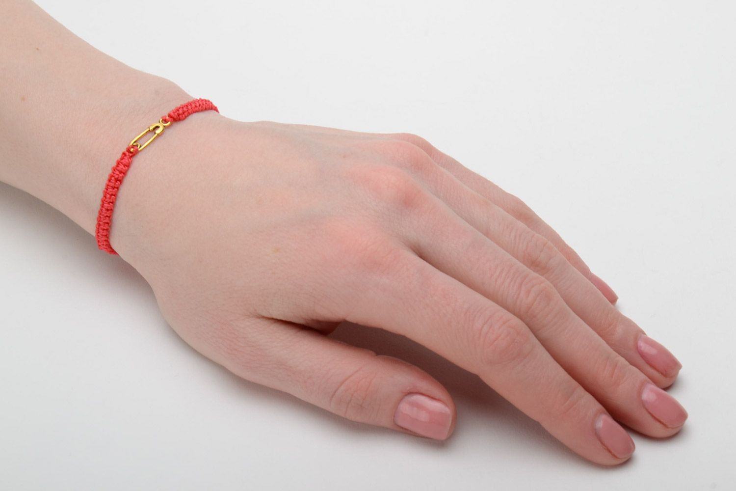Geflochtenes rotes handmade Armband aus Fäden mit Sicherheitsnadelanhänger foto 2