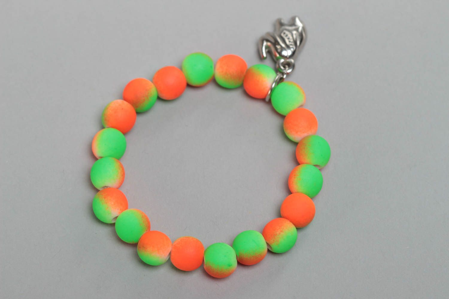 Bracelet pour fillette perles en plastique multicolores avec breloque fait main photo 4
