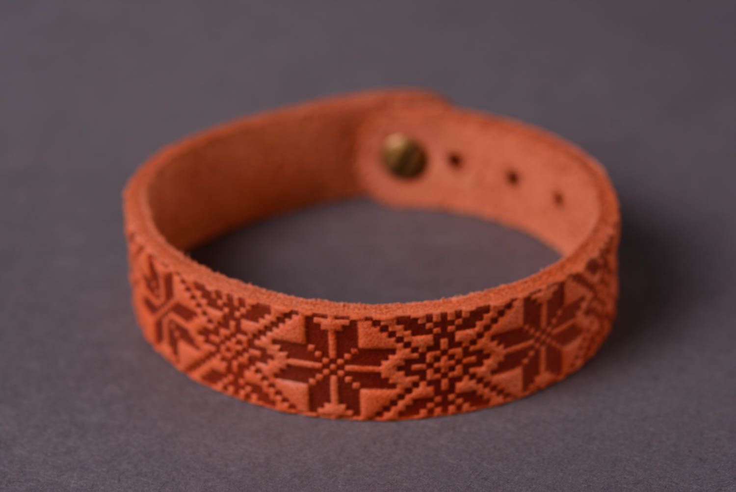 Кожаный браслет ручной работы украшение из кожи бежевый браслет на руку фото 3