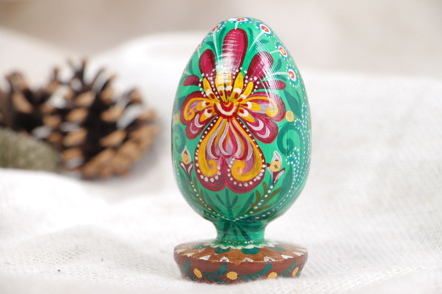 Huevo de Pascua de madera barnizado pintado artesanal Protectora de familia foto 1