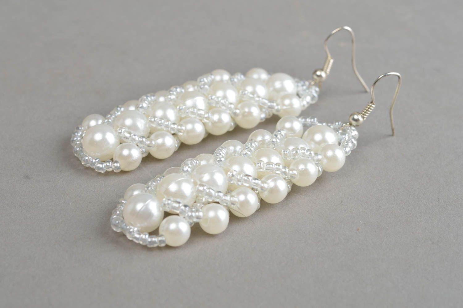 Weiße Gehänge Ohrringe aus Glasperlen und Perlen eizigartig feierlich handmade foto 3
