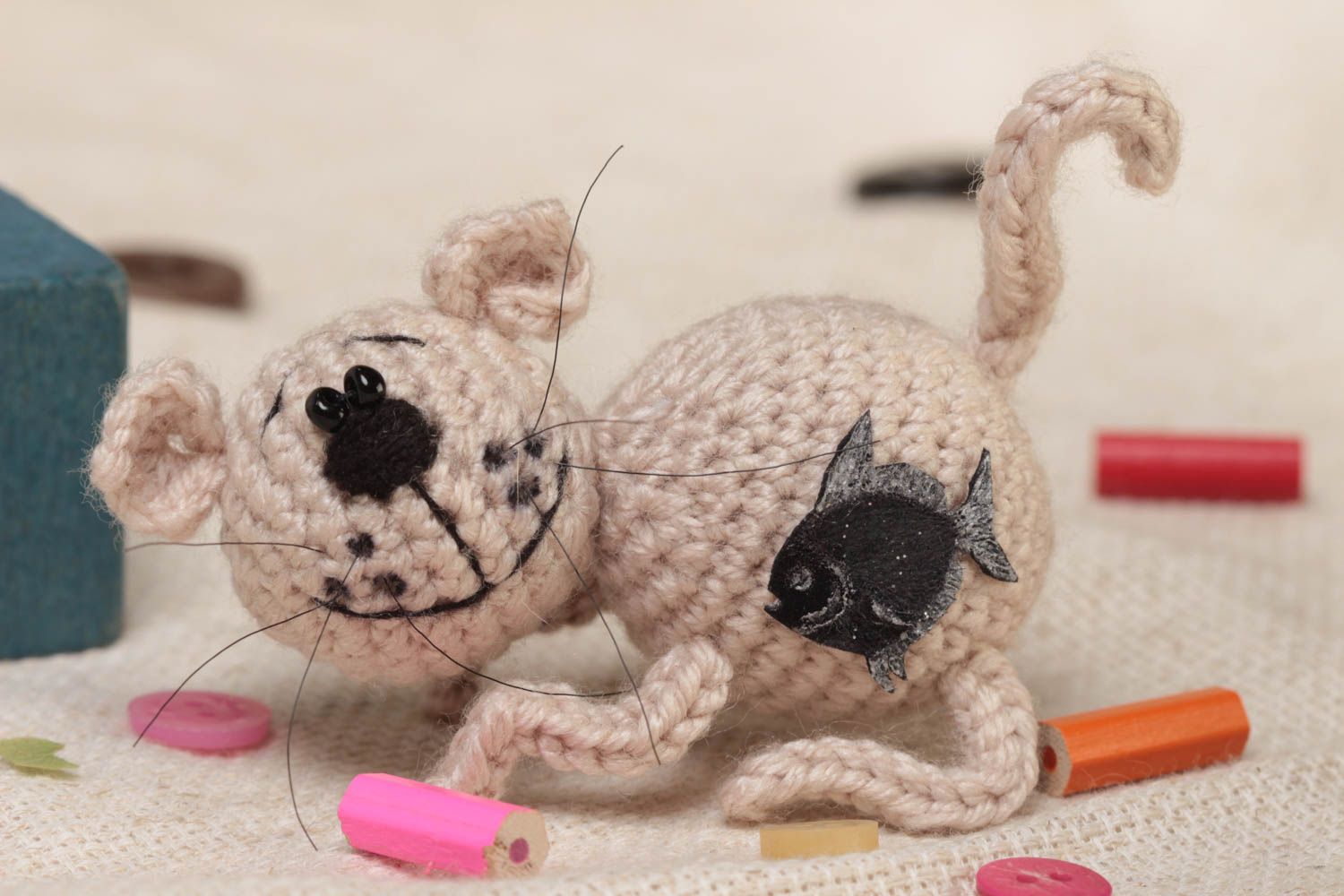 Chat en tissu fait main avec poisson tricoté jouet original pour enfant photo 1