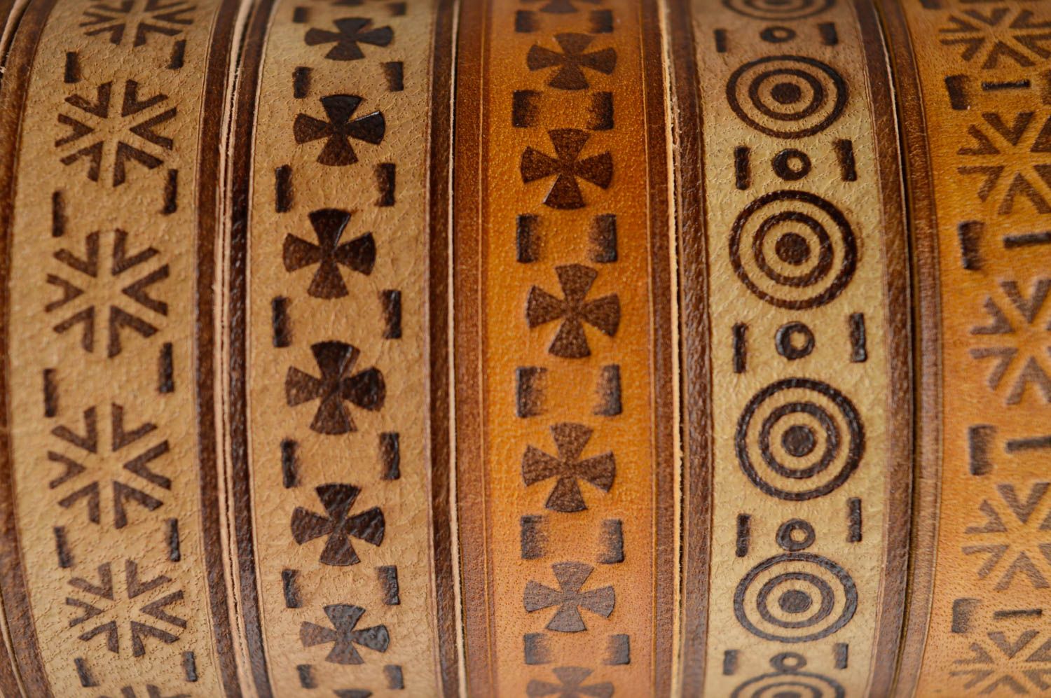 Bracelet en cuir naturel style ethnique fait main original marron de design photo 4