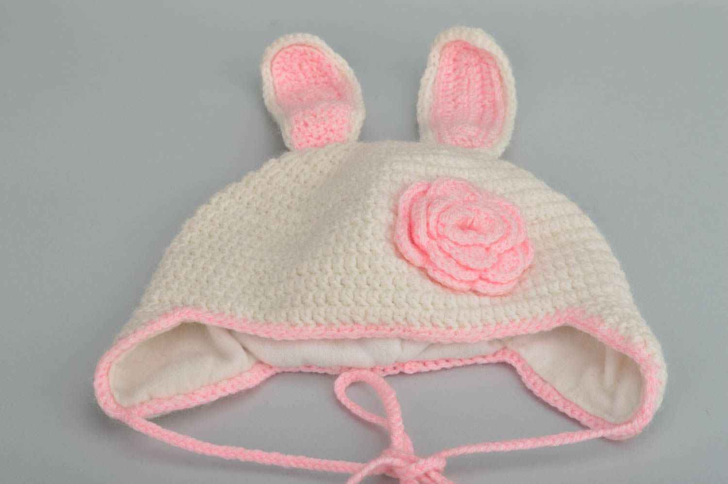 Bonnet tricoté pour bébé fait main blanc avec rose en fils de laine et coton photo 3