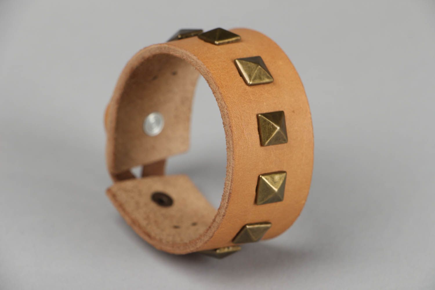 Bracelet en cuir fait main avec bouton à pression photo 1