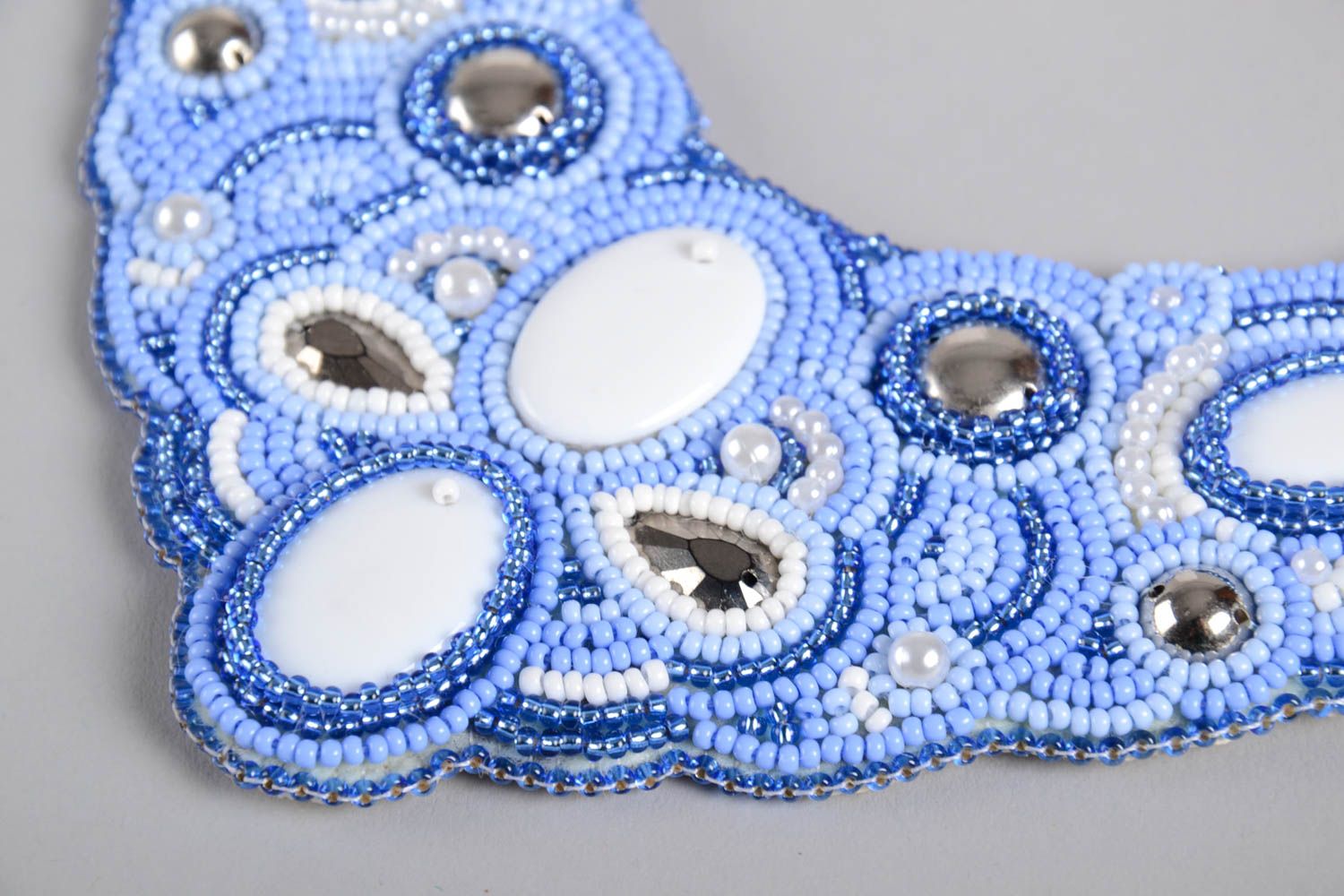 Колье вышитое бисером украшение ручной работы массивное голубое красивое колье фото 3