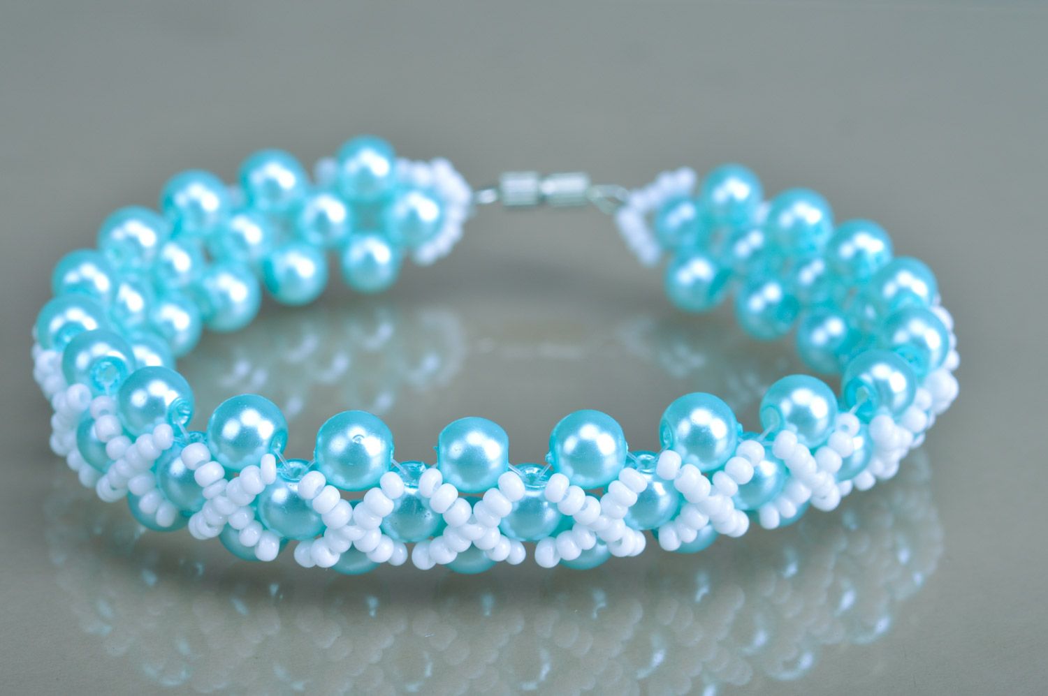 Schönes künstlerisches weiß blaues Armband aus Glasperlen für junge Frau handmade foto 2