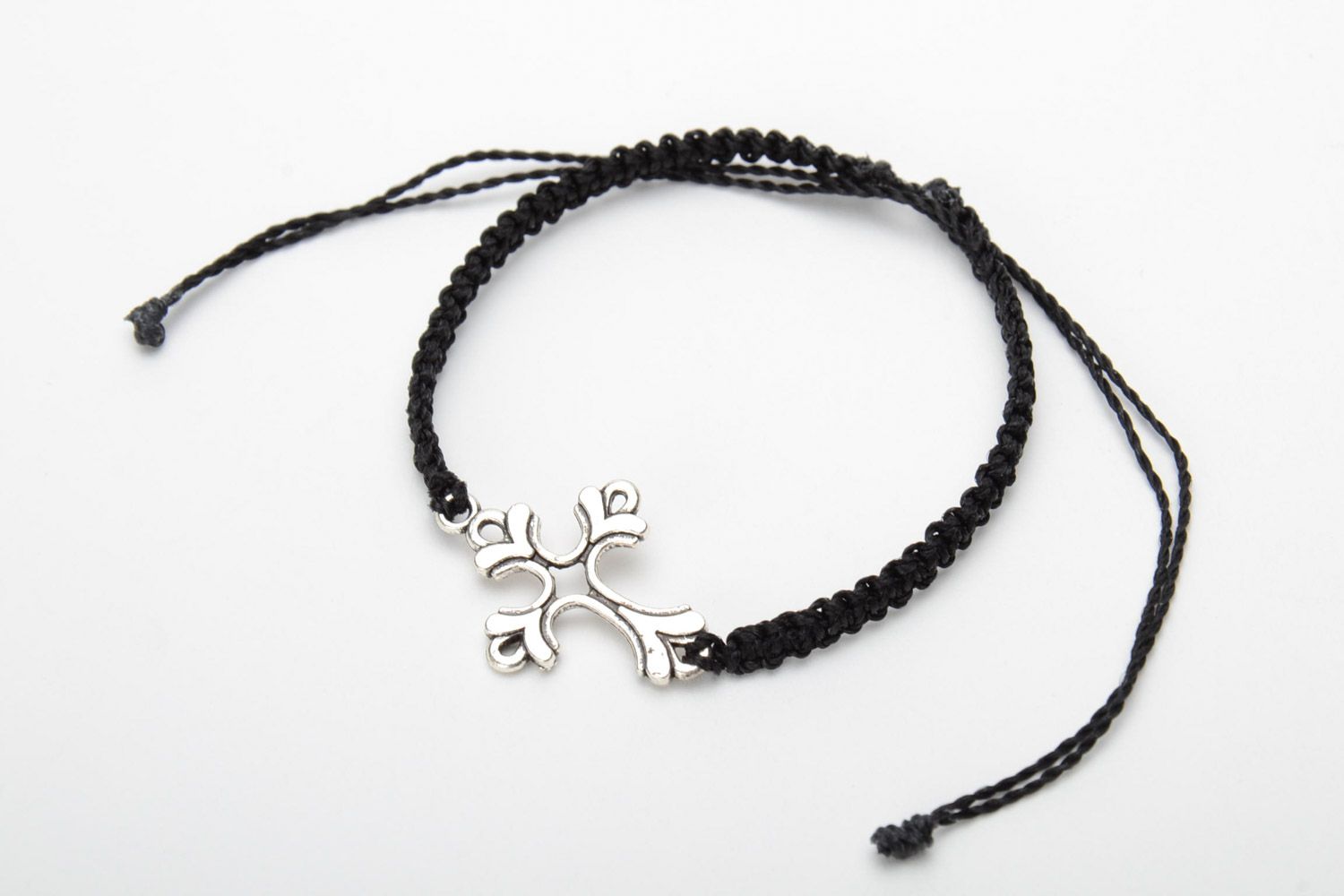Geflochtenes handmade Armband aus Faden in Makramee Technik mit Kreuz für Damen foto 3