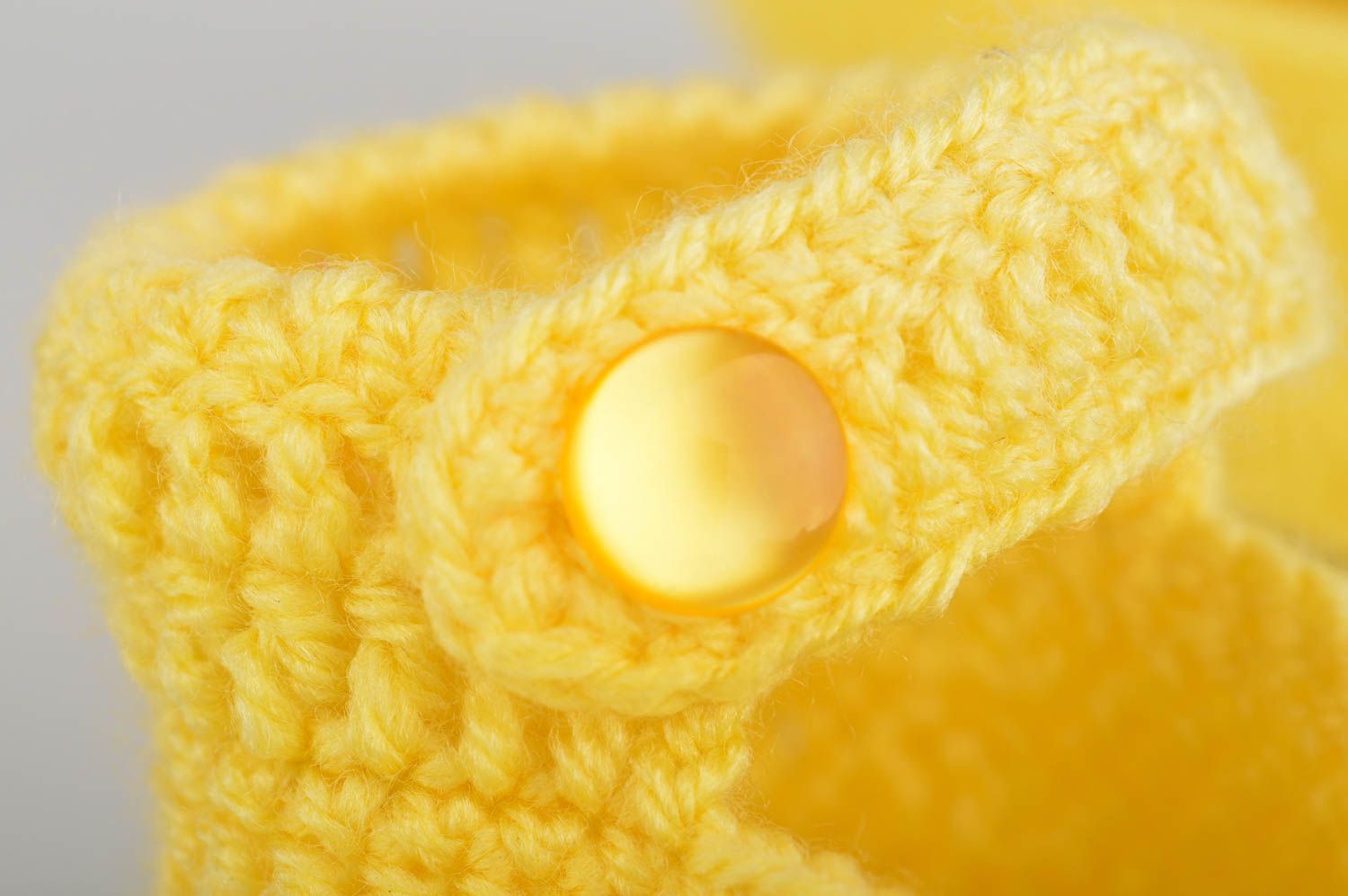 Handgemachte schöne warme gehäkelte Babyschuhe aus Baumwolle in Gelb für Mädchen foto 3