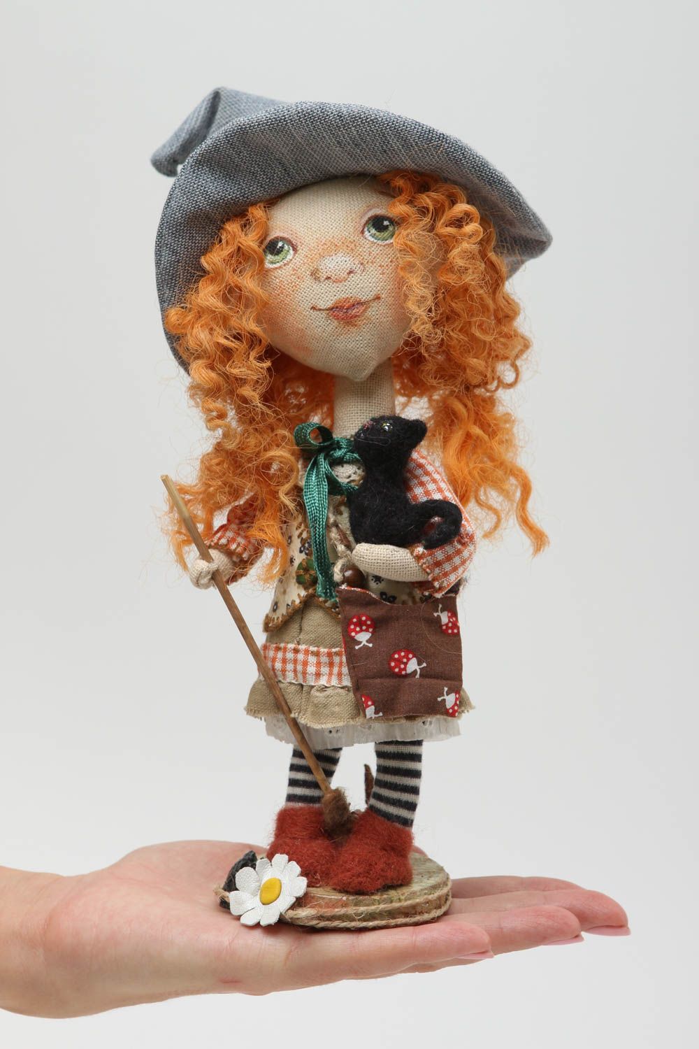Игрушка ручной работы авторская кукла для дома дизайнерская кукла на подставке фото 5