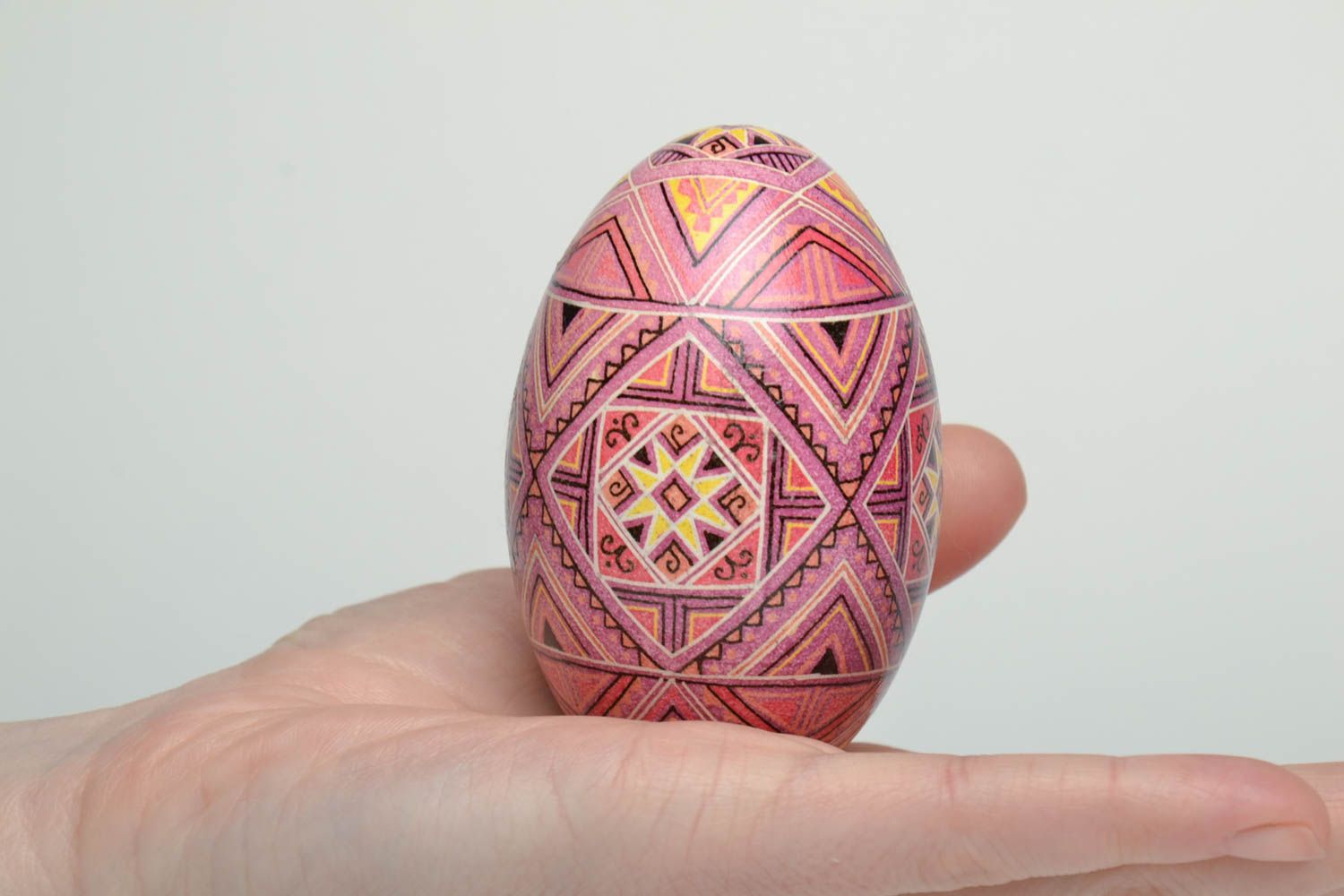 Huevo decorativo de Pascua pintado con símbolos tradicionales foto 5