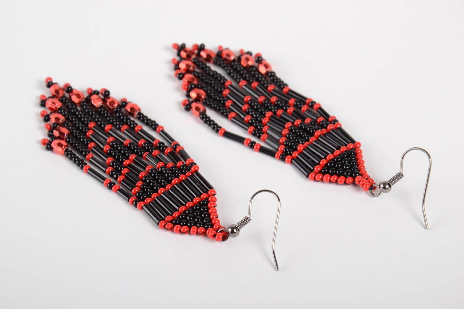 Longues boucles d'oreilles en perles de rocaille faites main rouge et noir photo 5