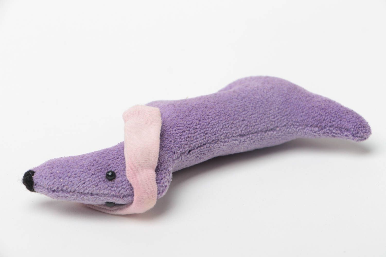 Фиолетовая мягкая игрушка ручной работы в виде таксы из трикотажа для ребенка фото 4