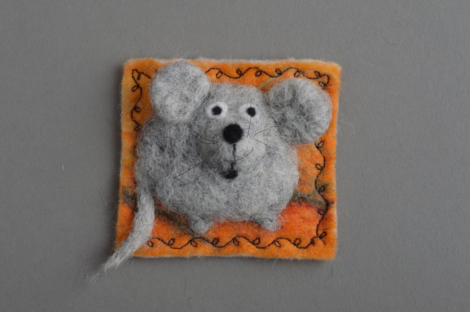 Grauer Textil Kühlschrankmagnet Maus handmade Schmuck für Interieur  foto 3