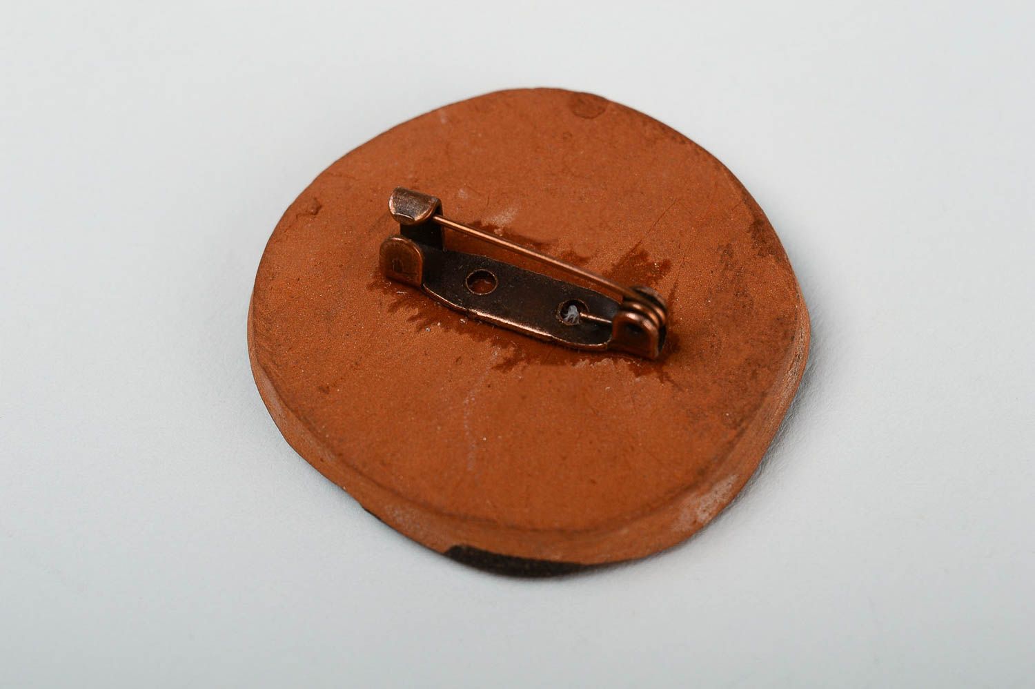 Брошь ручной работы дизайнерское украшение бижутерия из глины коричневая брошь фото 4