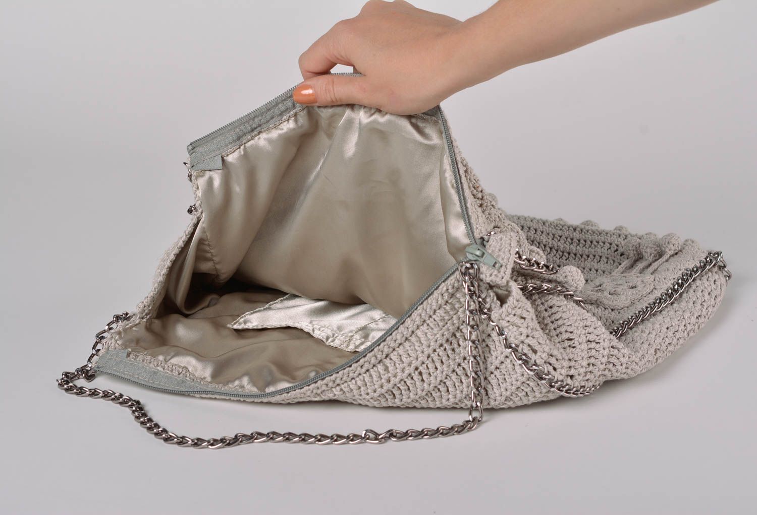 Bolso tejido de hilos de algodón artesanal de color gris con cadenita para mujer foto 4