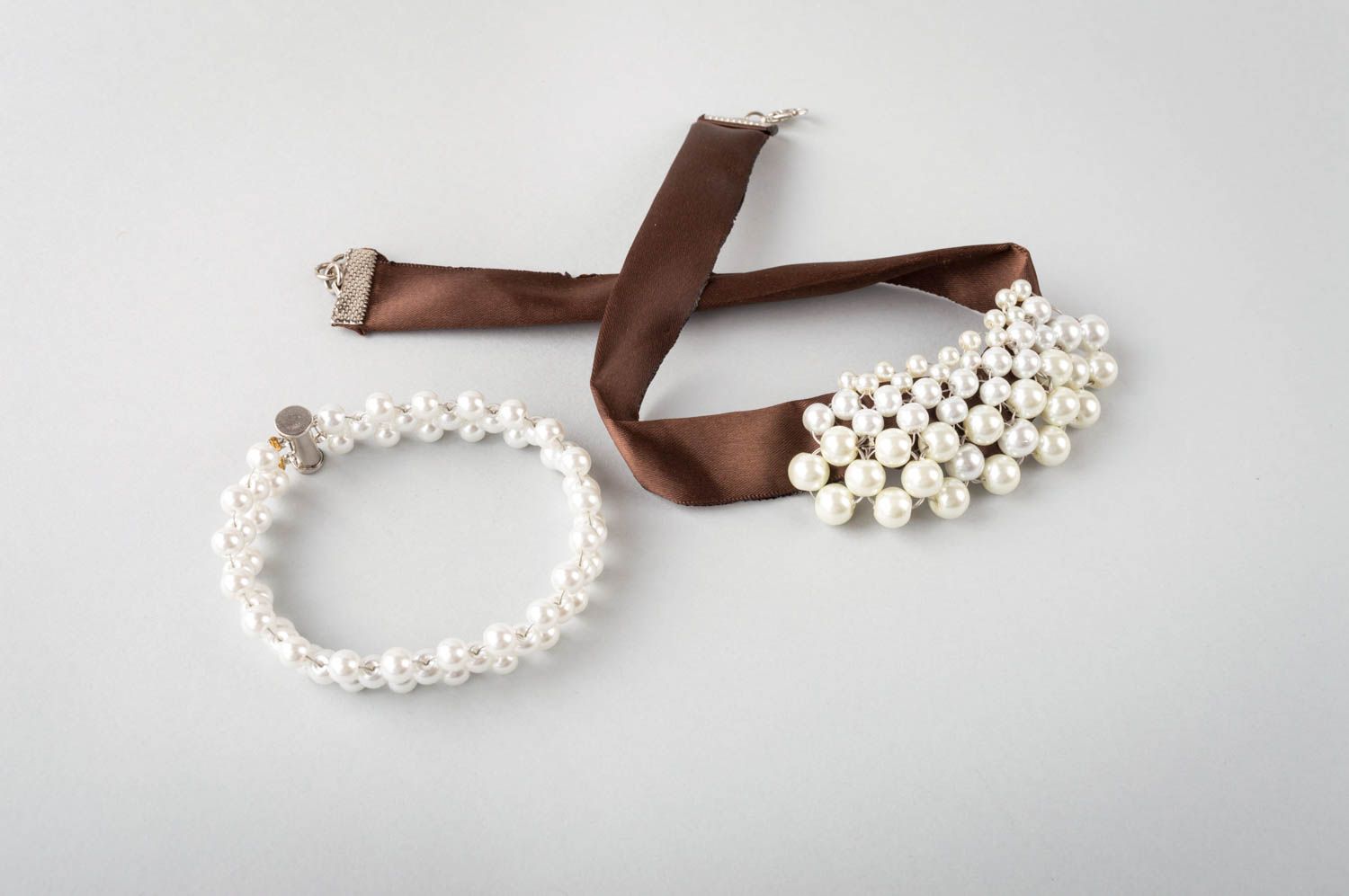 Parure collier et bracelet faits main en perles d'imitation et satin élégants photo 3