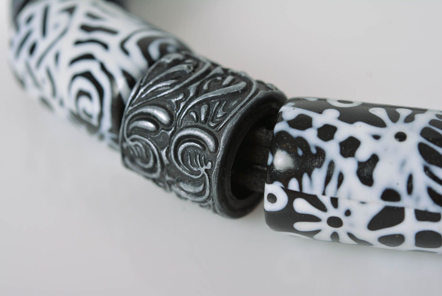 Joli collier en pâte polymère sur lacet ciré fait main accessoire noir blanc photo 3