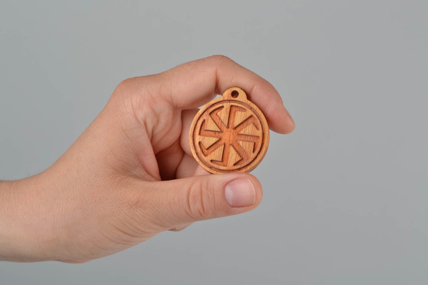 Slawischer künstlerischer Amulett Anhänger aus Holz Kreuz von Lada handmade foto 2