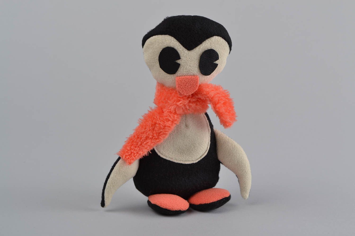 Schönes niedliches handmade Kuscheltier Pinguin für Kinder Künstlerarbeit foto 1