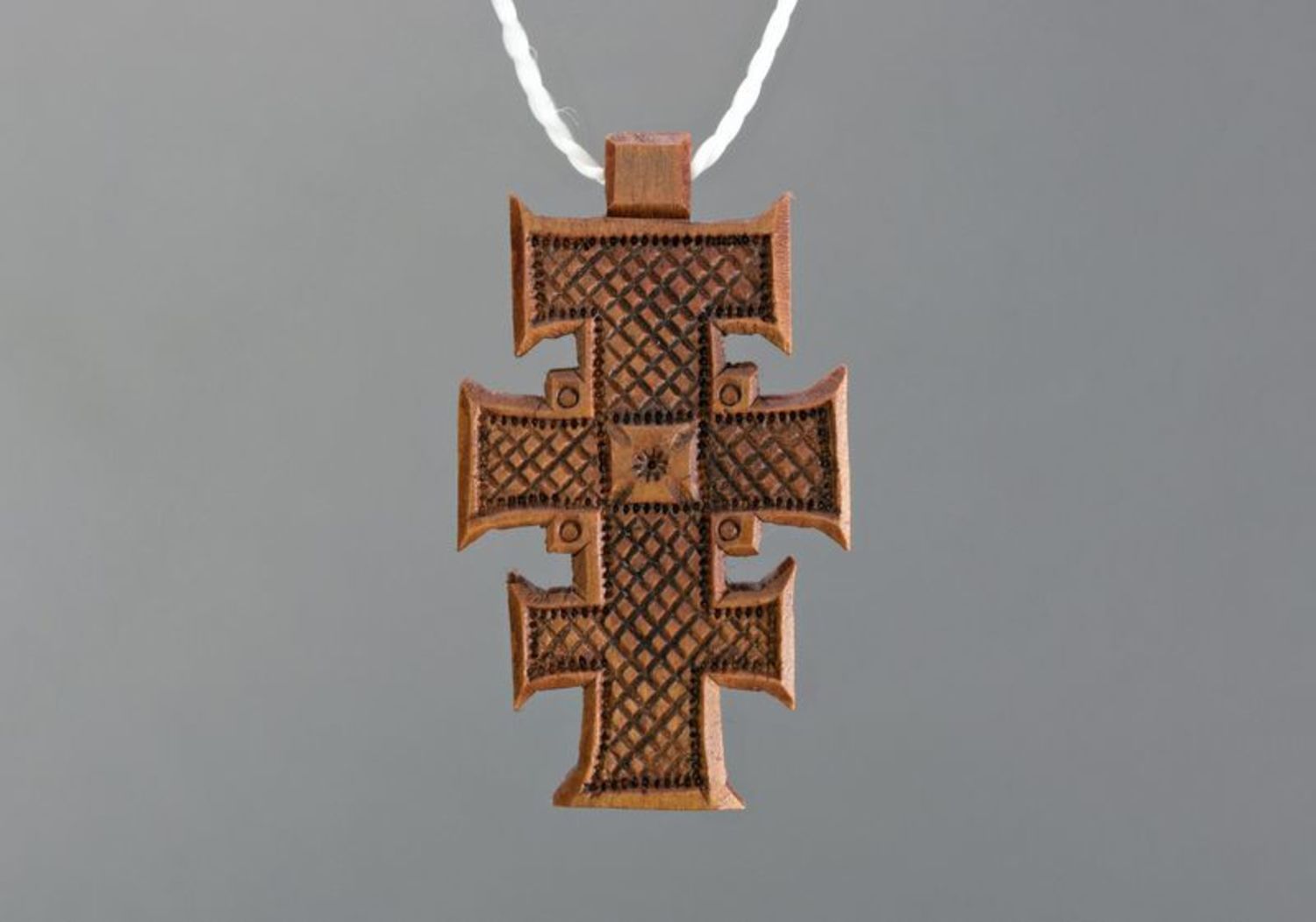 Pendentif-croix sculpté en bois photo 2